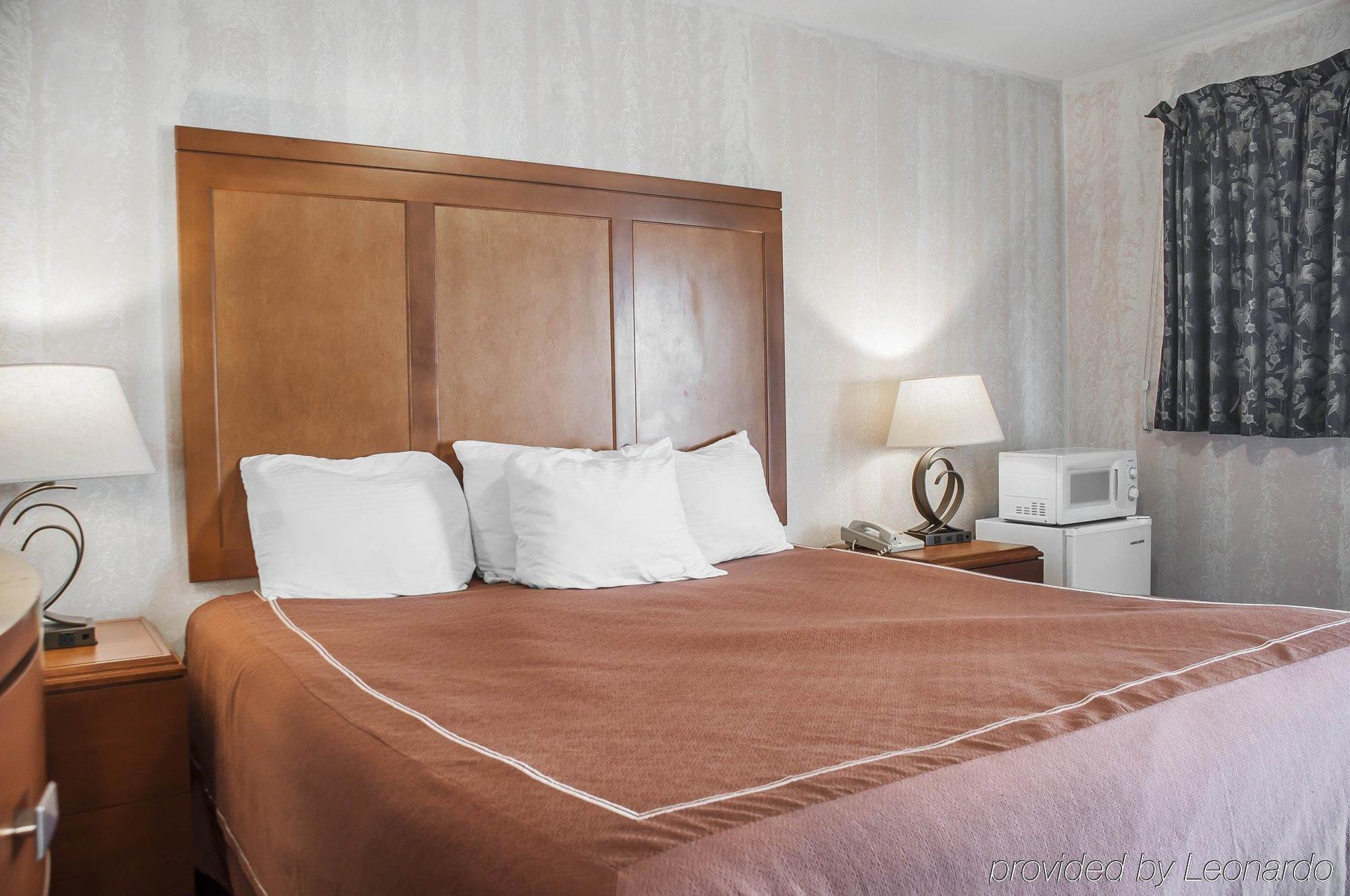 Castle Inn & Suites Niagara Falls Extérieur photo