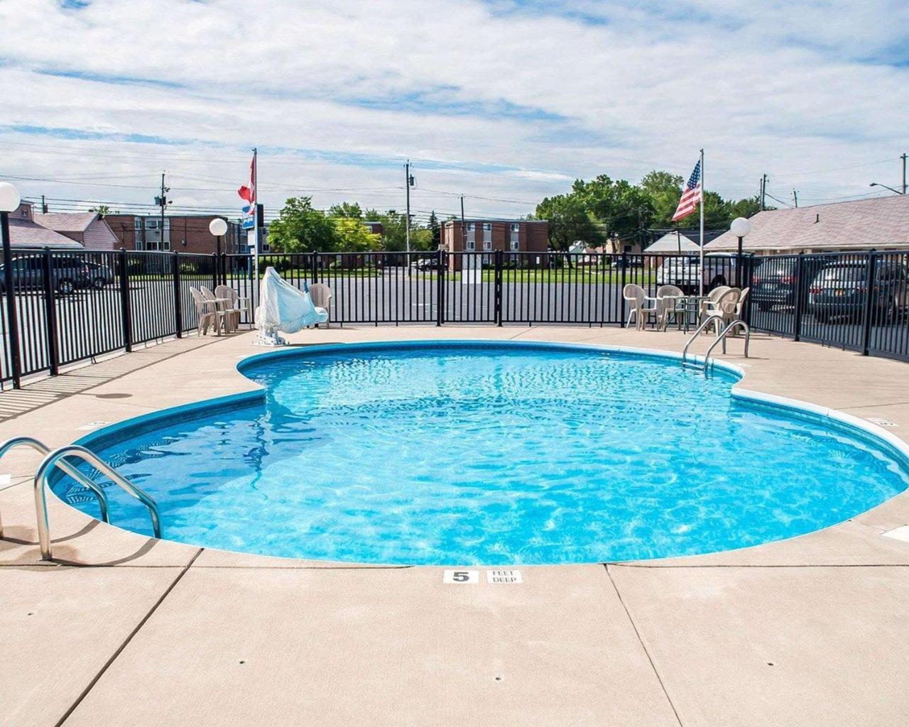 Castle Inn & Suites Niagara Falls Extérieur photo